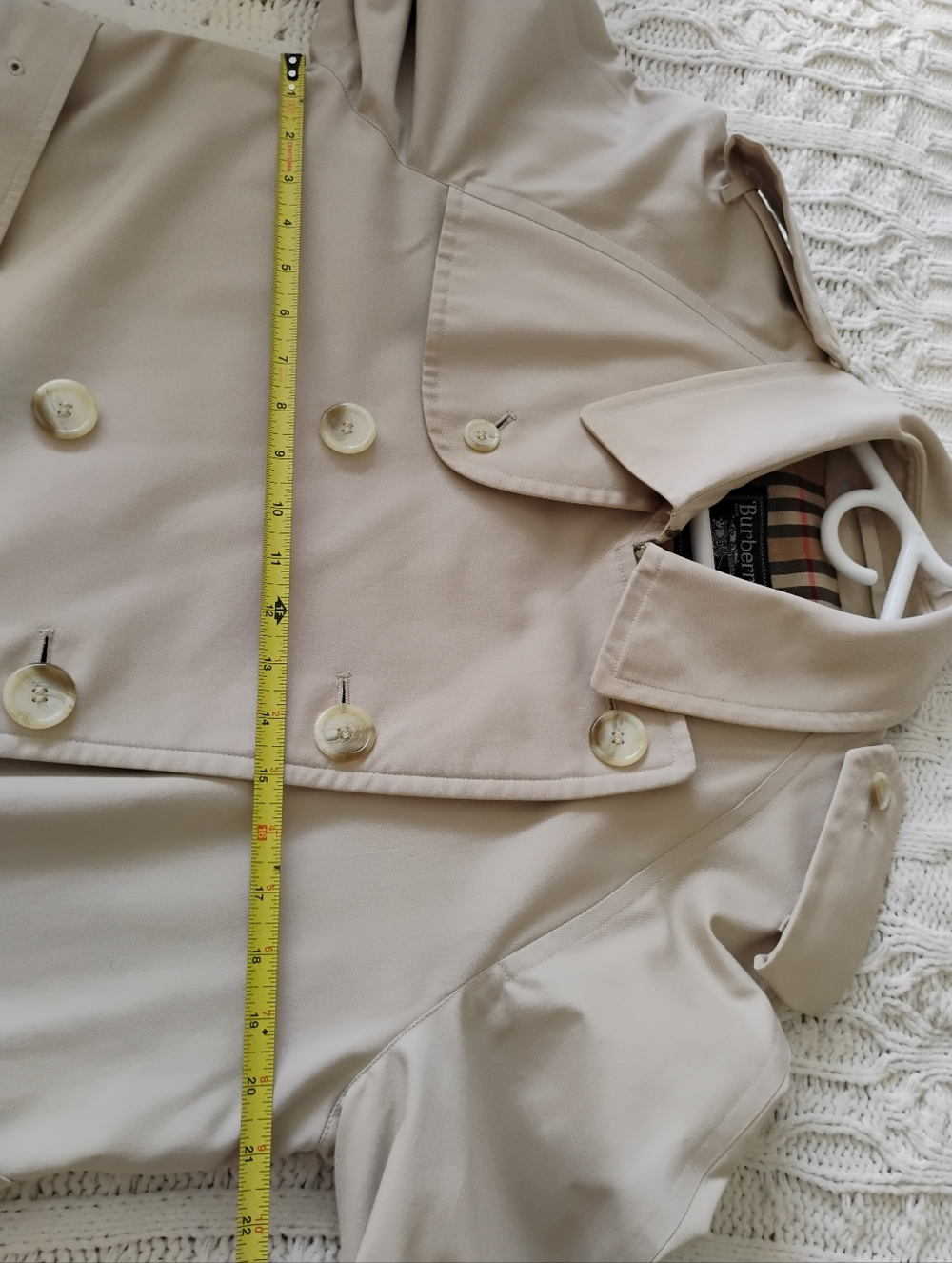 Vintage Burberry Classic Beige Trench Coat - Timeless Women's Outerwear - Picture 15 of 16